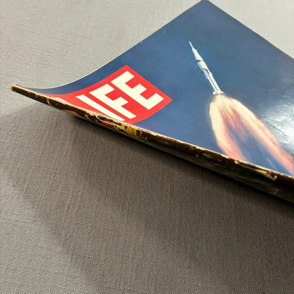 Vintage 1968 LIFE Magazine Wally Schirra Apollo 7 NASA Space See Descr